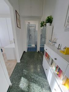 Un baño con bañera y ducha en una habitación. en CASA GAIA, pet friendly with terrace, en Rapallo