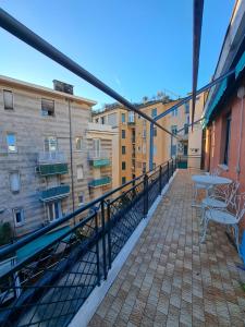 - Balcón con mesa, sillas y edificios en CASA GAIA, pet friendly with terrace, en Rapallo
