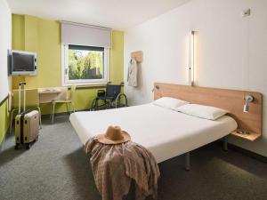 Postel nebo postele na pokoji v ubytování ibis budget Wrocław Południe