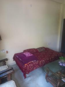 Una cama o camas en una habitación de Viraj Tours And Travels And Homestay Indore