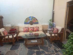 Un lugar para sentarse en Viraj Tours And Travels And Homestay Indore