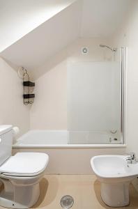 ein weißes Badezimmer mit Toilette und Waschbecken in der Unterkunft Great Apartement & Golf With Big Roof Terrace in Alhama de Murcia