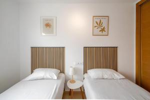 zwei Betten nebeneinander in einem Zimmer in der Unterkunft Great Apartement & Golf With Big Roof Terrace in Alhama de Murcia + 24 Fotos