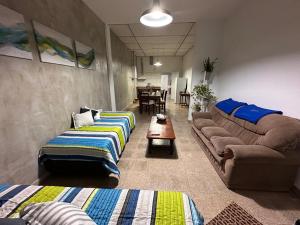 a living room with couches and a couch and a table at Lo de Capretta 2 in Almafuerte