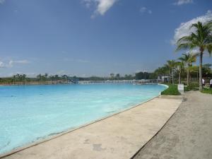ein großer Pool mit Palmen am Strand in der Unterkunft Balcones -Torre IV in Playa Blanca