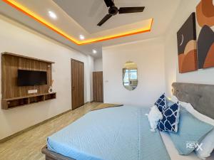 Телевізор і / або розважальний центр в Raghuveer Sadan, Near Ram Mandir -10 Min Walk