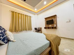 Ліжко або ліжка в номері Raghuveer Sadan, Near Ram Mandir -10 Min Walk