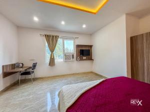 Телевізор і / або розважальний центр в Raghuveer Sadan, Near Ram Mandir -10 Min Walk