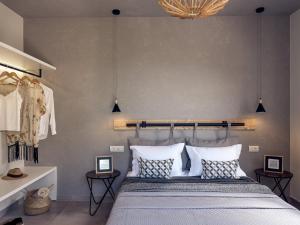 Ένα ή περισσότερα κρεβάτια σε δωμάτιο στο Chris & Jo Villas, Enchanting Escapes, with Heated Pools & SeaViews By ThinkVilla
