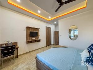 Телевізор і / або розважальний центр в Raghuveer Sadan, Near Ram Mandir -10 Min Walk