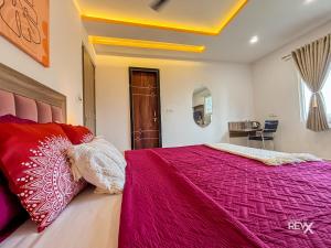 Ліжко або ліжка в номері Raghuveer Sadan, Near Ram Mandir -10 Min Walk