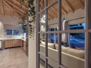 Ένα ή περισσότερα κρεβάτια σε δωμάτιο στο Chris & Jo Villas, Enchanting Escapes, with Heated Pools & SeaViews By ThinkVilla