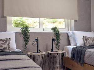 Ένα ή περισσότερα κρεβάτια σε δωμάτιο στο Chris & Jo Villas, Enchanting Escapes, with Heated Pools & SeaViews By ThinkVilla