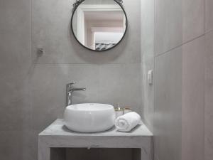 Ένα μπάνιο στο Chris & Jo Villas, Enchanting Escapes, with Heated Pools & SeaViews By ThinkVilla
