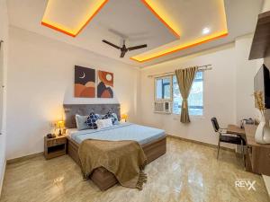 Ліжко або ліжка в номері Raghuveer Sadan, Near Ram Mandir -10 Min Walk
