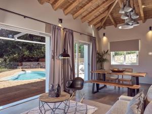 Πισίνα στο ή κοντά στο Chris & Jo Villas, Enchanting Escapes, with Heated Pools & SeaViews By ThinkVilla