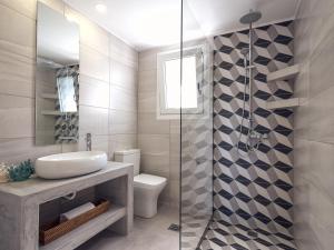 Ένα μπάνιο στο Chris & Jo Villas, Enchanting Escapes, with Heated Pools & SeaViews By ThinkVilla