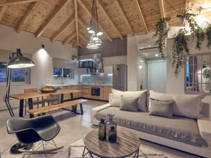 Χώρος καθιστικού στο Chris & Jo Villas, Enchanting Escapes, with Heated Pools & SeaViews By ThinkVilla