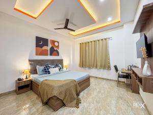Ліжко або ліжка в номері Raghuveer Sadan, Near Ram Mandir -10 Min Walk