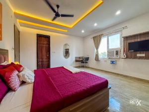 Телевізор і / або розважальний центр в Raghuveer Sadan, Near Ram Mandir -10 Min Walk