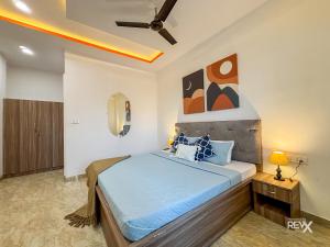 Ліжко або ліжка в номері Raghuveer Sadan, Near Ram Mandir -10 Min Walk