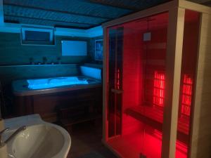 Kúpeľňa v ubytovaní Balaton Wellness Tom Cat nyaraló 1 wellness és 1 gyermekbarát apartmannal