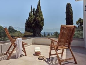Μπαλκόνι ή βεράντα στο Chris & Jo Villas, Enchanting Escapes, with Heated Pools & SeaViews By ThinkVilla