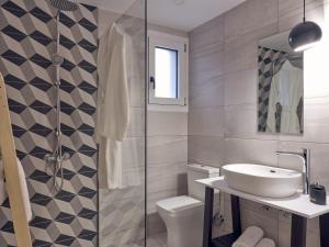 Ένα μπάνιο στο Chris & Jo Villas, Enchanting Escapes, with Heated Pools & SeaViews By ThinkVilla