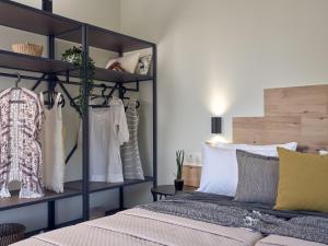 Ένα ή περισσότερα κρεβάτια σε δωμάτιο στο Chris & Jo Villas, Enchanting Escapes, with Heated Pools & SeaViews By ThinkVilla