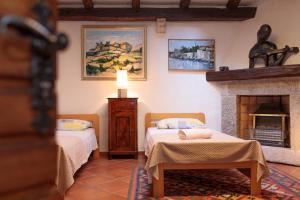 una camera con due letti e un camino di Apartment Samblich Atelier a Krk