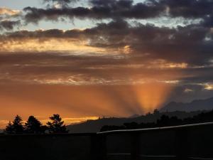 een zonsondergang met een regenboog in de lucht bij Horseshoe Valley in Wilderness