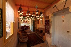 A seating area at KEMAL STONE HOUSE HOTEL.