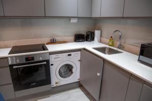 Η κουζίνα ή μικρή κουζίνα στο Stylish 1-Bedroom Apartment in Slough with Parking