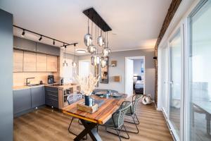 een keuken en eetkamer met een tafel en stoelen bij Auszeit in Sassnitz