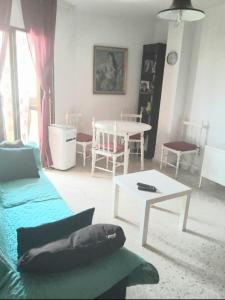 Posezení v ubytování Casa Adriana con parking Room in shared apartment