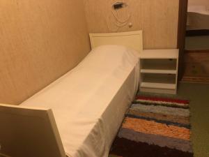 a small bed in a small room with at Andsnes Velhus in Loppa