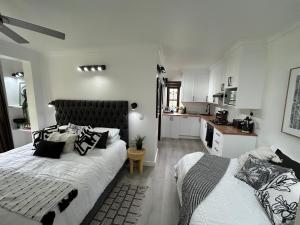 约翰内斯堡The Bryanston Boutique的一间带两张床的卧室和一间小厨房