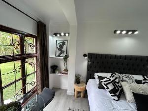 The Bryanston Boutique客房内的一张或多张床位