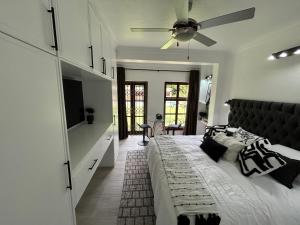 The Bryanston Boutique的电视和/或娱乐中心