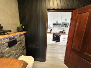 The Bryanston Boutique的厨房或小厨房
