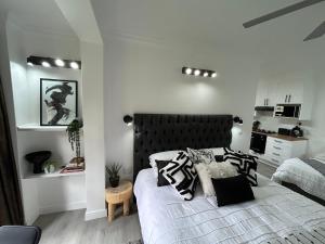 The Bryanston Boutique客房内的一张或多张床位
