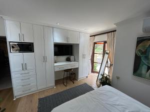 The Bryanston Boutique的电视和/或娱乐中心