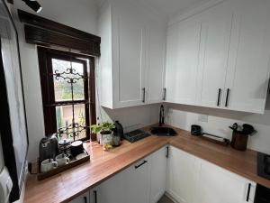 The Bryanston Boutique的厨房或小厨房