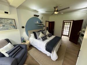 The Bryanston Boutique客房内的一张或多张床位