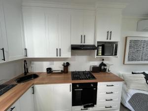 The Bryanston Boutique的厨房或小厨房