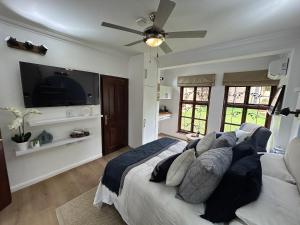 The Bryanston Boutique的电视和/或娱乐中心