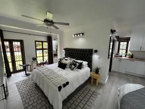 The Bryanston Boutique客房内的一张或多张床位