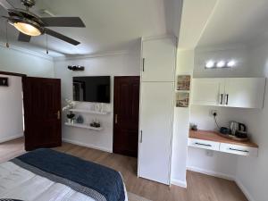 The Bryanston Boutique客房内的一张或多张床位