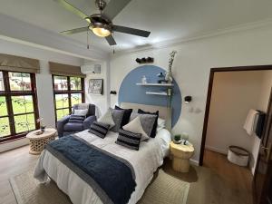The Bryanston Boutique客房内的一张或多张床位