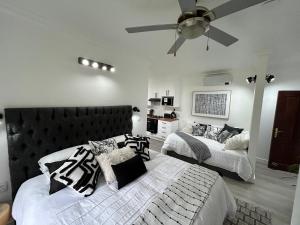 The Bryanston Boutique客房内的一张或多张床位